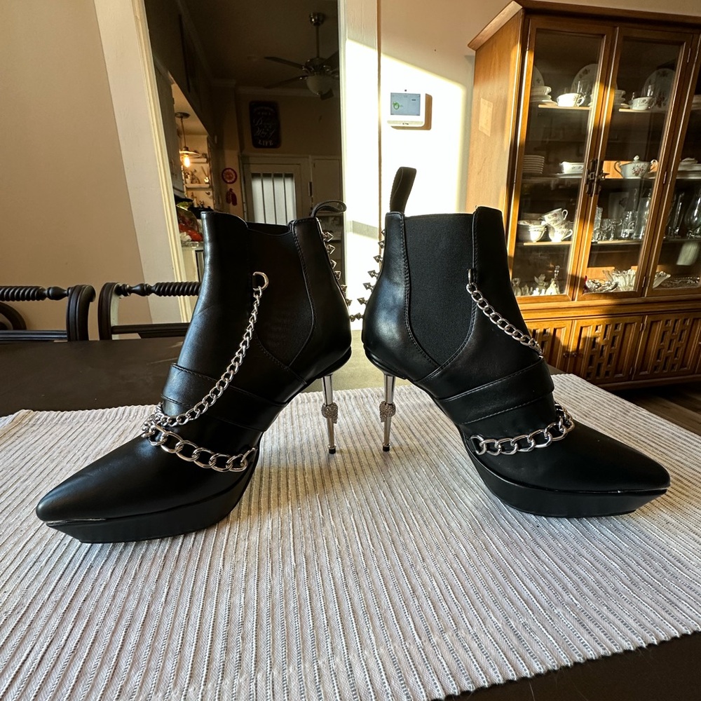 Lamoda Black Chain-Embellished Pointed Toe Ankle Boots - Picture 2 of 6